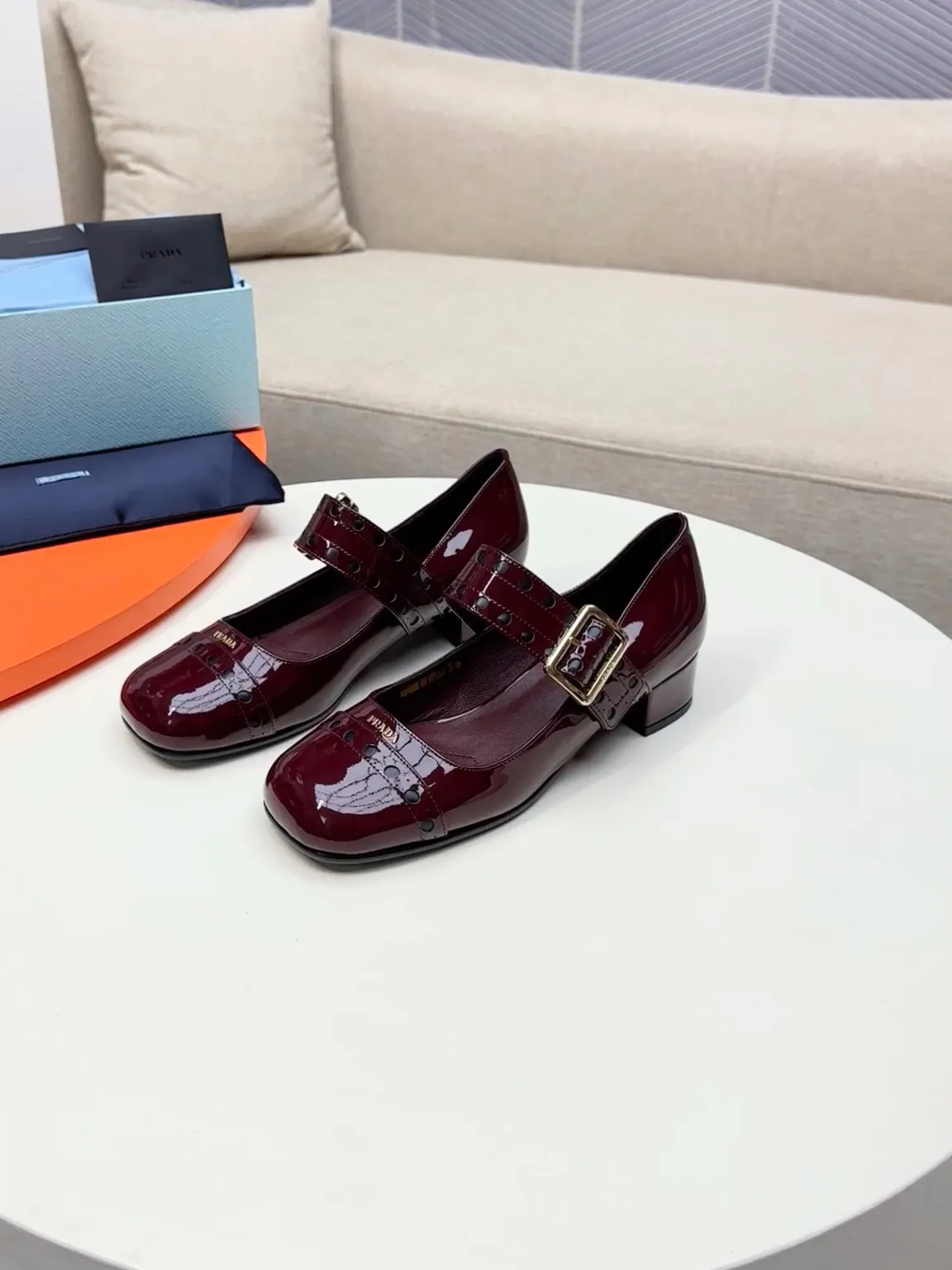 👟👟Ex-factory price 600👟👟🛒…………PRADA 2025 series loafers! At first glance, it looks both classic and versatile! No need to worry about the texture and feel of your feet! 🕳️🕳️🕳️ ____________________✍️ The simple combination is very eye-catching and atmospheric. I sincerely recommend you to buy it! Extremely versatile! Its square toe design is suitable for all kinds of female foot shapes and can be easily controlled. It is comfortable on the foot and does not squeeze the foot. The soul of the whole pair of shoes is the bias-cut design! The craftsmanship of this shoe upper is not easy to make. It seems to be quite simple, but it is much more expensive than making boots and has a high scrapability! ●━━━━━━───── Upper: imported soft cow patent leather ●━━━━━━───── Lining: silk lambskin, fine and firm leather, very soft and breathable ●━━━━━━───── Outsole: Imported Italian genuine leather outsole ➕Forefoot injection molding, high-grade and non-slip ●━━━━━━───── Heel height: 4.5cm ●━━━━━━───── Warm reminder: This shoe is an authentic sole series and you must pay attention to precautions when trying it on. Returns and exchanges are not supported if there are marks on the outsole. You can change the size and style within 15 days. Unconditional returns are not supported. Thank you for your support🙏🙏Happy cooperation.